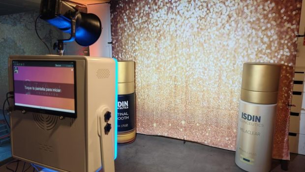 Fotomatón para eventos de empresa con decoraciones de la marca Fotomatón para eventos de empresa con decoraciones de la marca